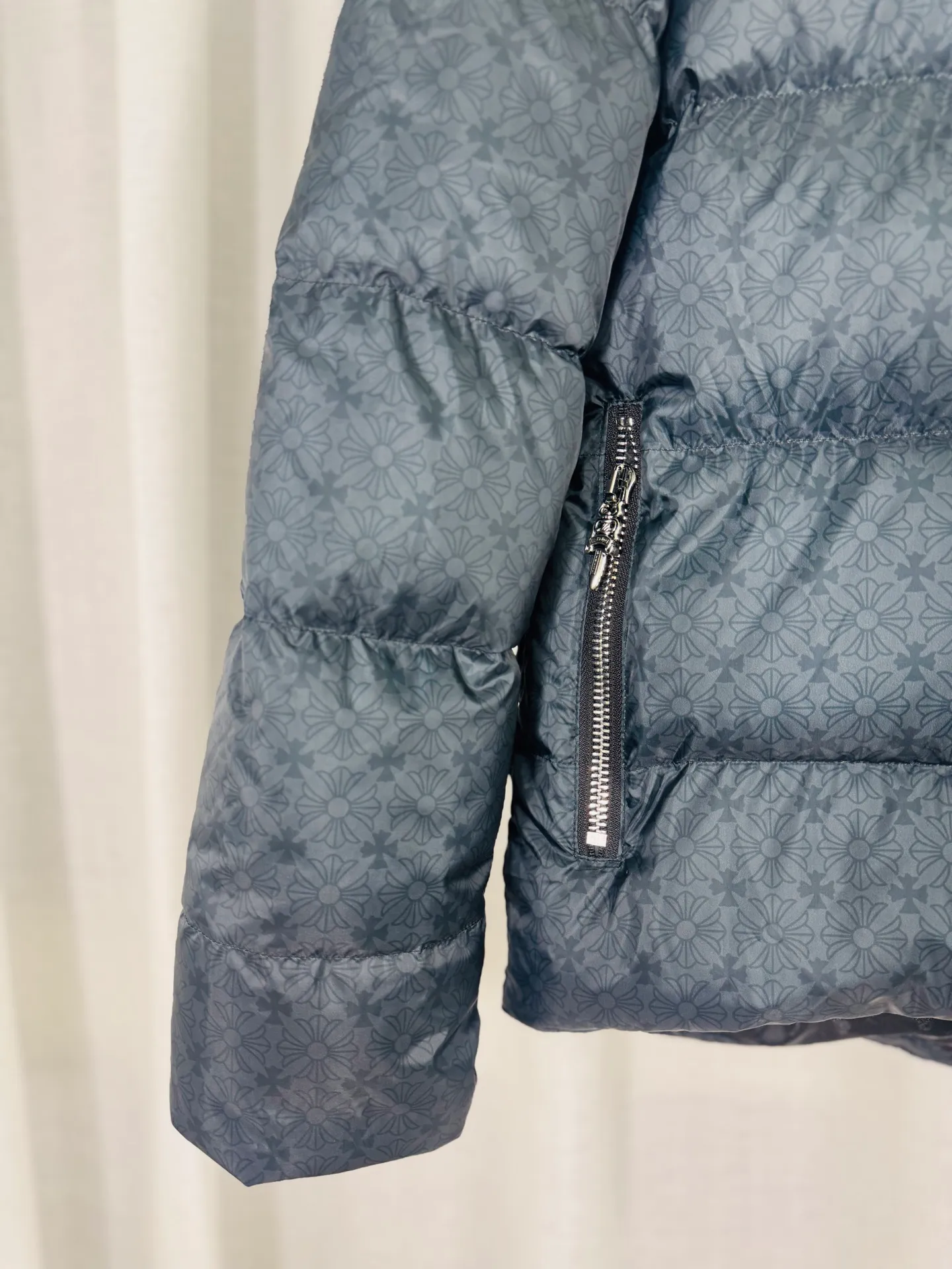 P780 top version 🐮 Real shot without P, ​​different from market products] Chrome Hearts ❄️ Winter environmentally friendly down jacket series ❄️ Chrome Hearts dark pattern series hooded down jacket is available at the counter at the same time ❤ The hood is detachable! The best Guangzhou national standard 90 velvet on the market! ! The world’s highest fluffiness of 900D! ! High standard and sufficient down filling! ! Exterior windproof and waterproof dark pattern custom fabric, interior high-grade dark pattern lining fabric to prevent lint, original hardware molding, exquisite craftsmanship details, casual or formal wear ✨ slim fit and not bloated Recommended color: Customized dark pattern flower series Code number: S, M, L, XL